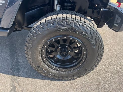 Used 2017 Jeep Wrangler Unlimited Sahara w/ Connectivity Group AWD/4WD image 40
