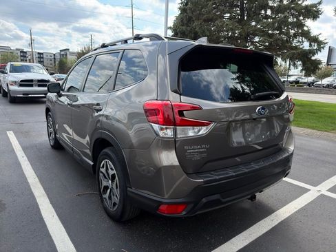 Used 2021 Subaru Forester Premium image 2