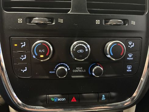 Used 2017 Dodge Grand Caravan SXT image 25