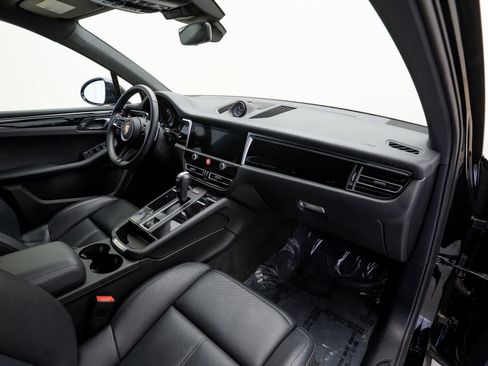 Used 2025 Porsche Macan image 15