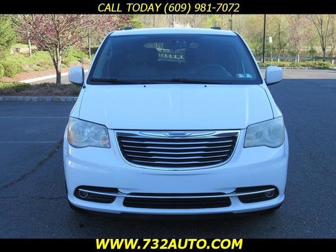 Used 2014 Chrysler Town & Country Touring image 5