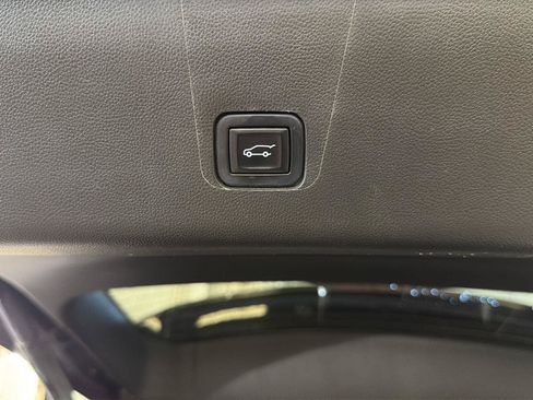 Used 2022 Chevrolet Traverse Premier AWD/4WD image 24