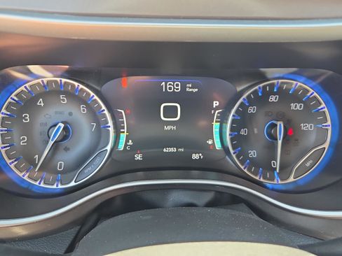 Used 2024 Chrysler Pacifica Touring-L FWD image 17