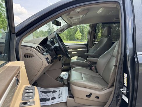 Used 2011 Volkswagen Routan SE FWD image 12
