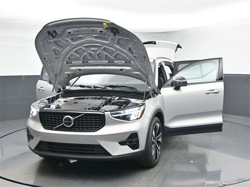 Used 2025 Volvo XC40 B5 Plus image 51