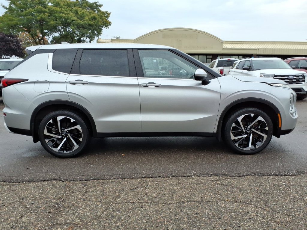 Used 2023 Mitsubishi Outlander SE AWD/4WD image 6