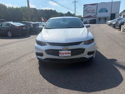 Used 2018 Chevrolet Malibu LT w/ Leather Package FWD image 4