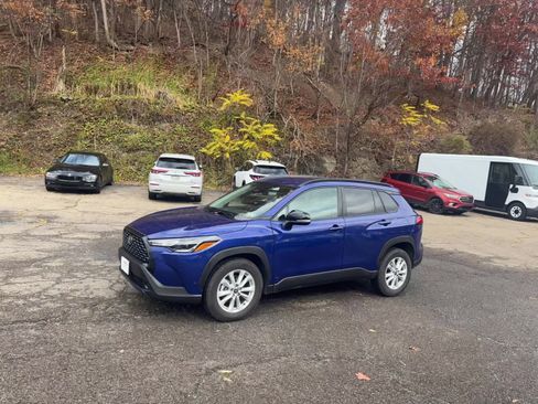 Used 2025 Toyota Corolla Cross LE image 11