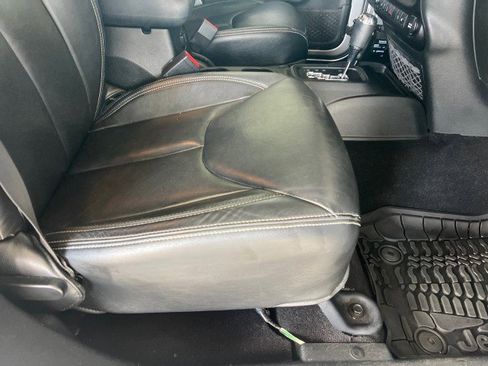 Used 2017 Jeep Wrangler Unlimited Sahara w/ Connectivity Group image 27