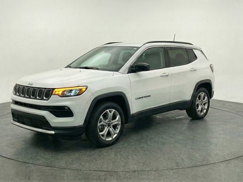 Used 2025 Jeep Compass Latitude AWD/4WD image 3