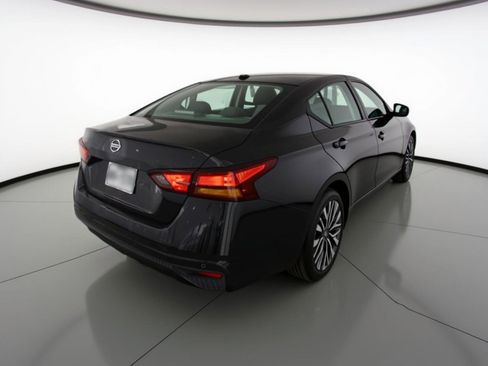 Used 2025 Nissan Altima 2.5 SV image 9