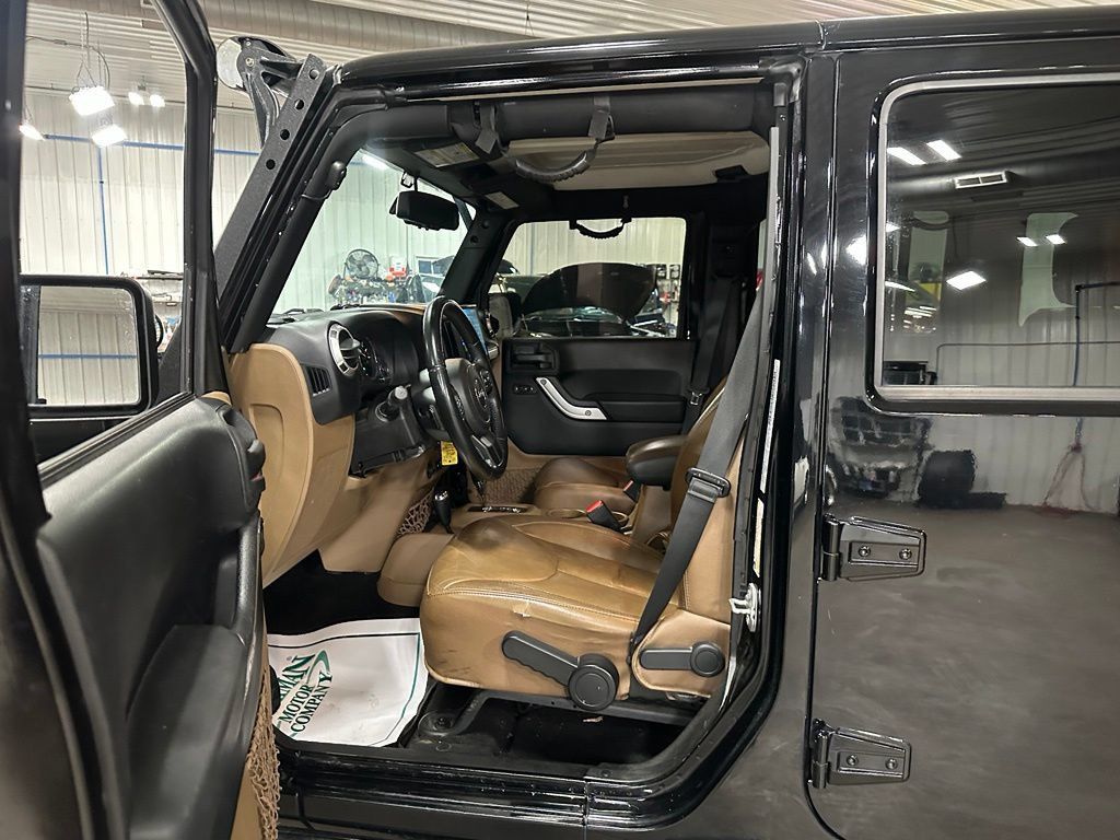Used 2015 Jeep Wrangler Unlimited Sahara w/ Connectivity Group AWD/4WD image 10