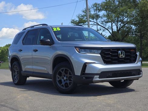 Used 2025 Honda Pilot TrailSport image 2