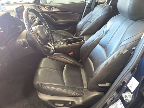Used 2018 MAZDA MAZDA3 Touring FWD image 2