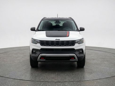 Used 2025 Jeep Compass Trailhawk AWD/4WD image 2