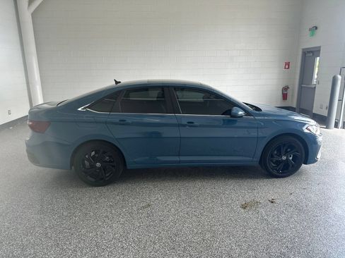 Used 2025 Volkswagen Jetta SE FWD image 8