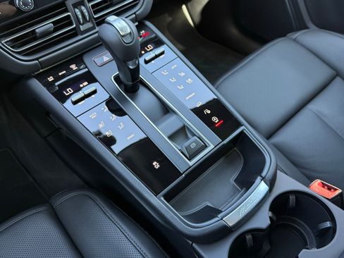 Used 2025 Porsche Macan AWD/4WD image 22