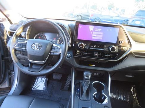 Certified 2023 Toyota Highlander XLE image 24