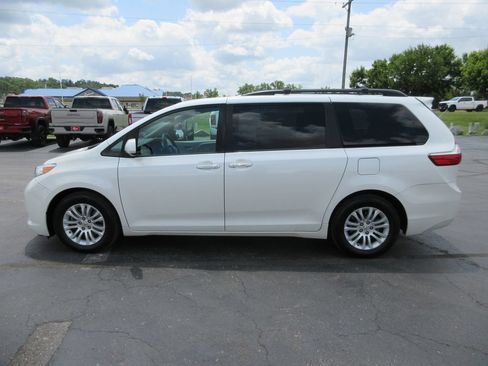 Used 2016 Toyota Sienna XLE Premium FWD image 13