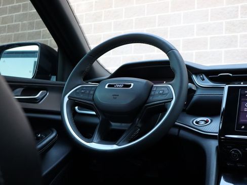 Used 2025 Jeep Grand Cherokee L Altitude AWD/4WD image 46
