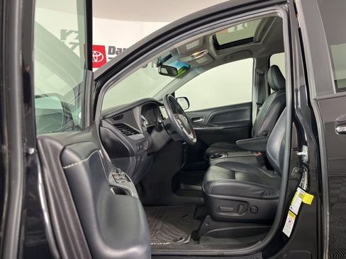 Used 2016 Toyota Sienna SE image 3
