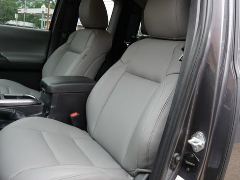 Used 2022 Toyota Tacoma SR5 AWD/4WD image 24