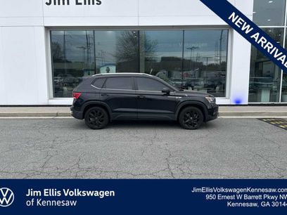 Used 2023 Volkswagen Taos SE w/ Panoramic Sunroof Package