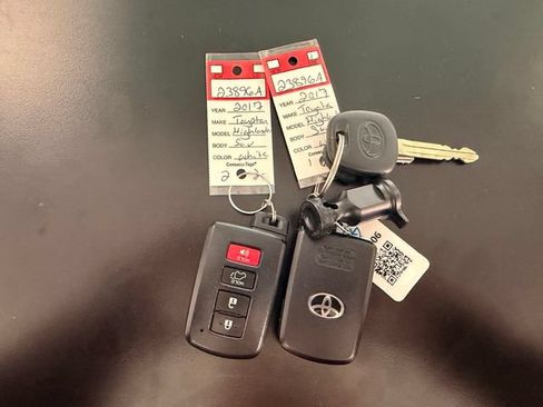 Used 2017 Toyota Highlander Limited Platinum AWD/4WD image 35