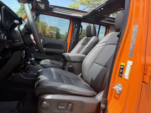 Used 2025 Jeep Wrangler Unlimited Sahara AWD/4WD image 21