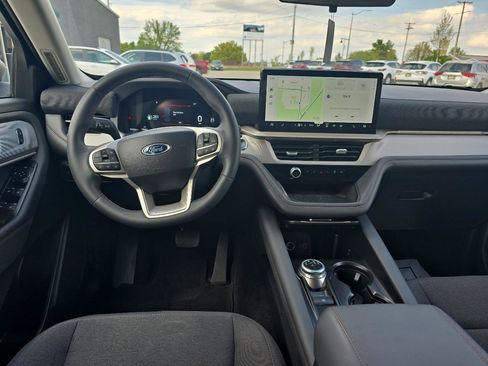 Used 2025 Ford Explorer Active AWD/4WD image 17