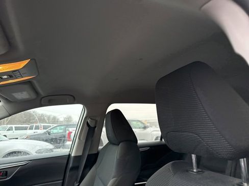 Used 2021 Toyota RAV4 LE image 8