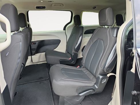 Used 2022 Chrysler Voyager LX FWD image 13