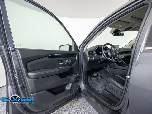 Used 2025 Honda Pilot Touring image 9