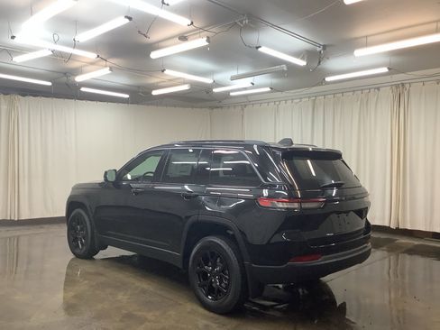 New 2026 Jeep Grand Cherokee Altitude AWD/4WD image 9
