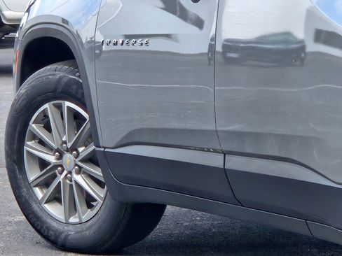 Used 2023 Chevrolet Traverse LT image 17