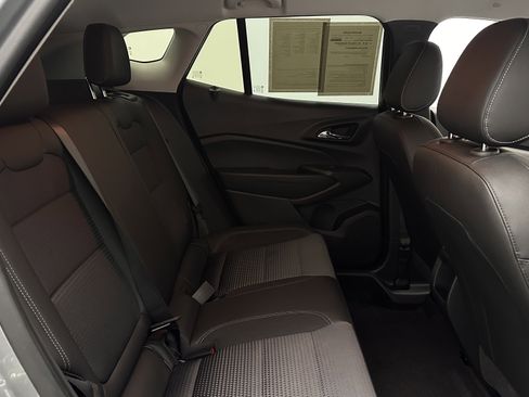 Used 2025 Chevrolet Trax LT w/ LT Convenience Package FWD image 28
