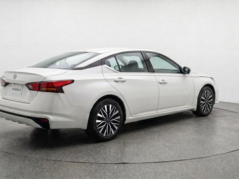 Used 2025 Nissan Altima 2.5 SV FWD image 9