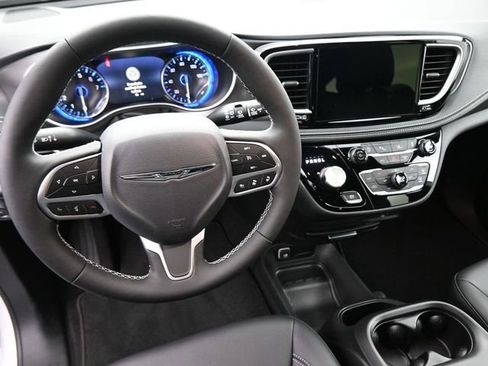 New 2026 Chrysler Pacifica Select image 40