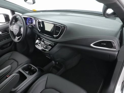 New 2026 Chrysler Pacifica Select image 18