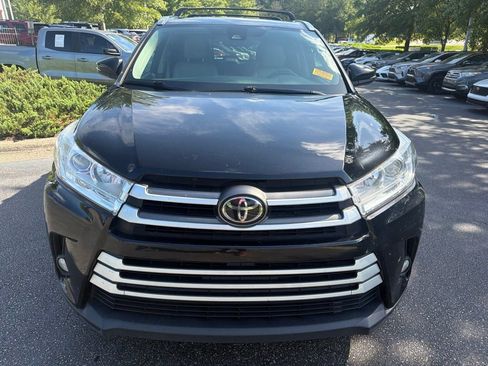 Used 2017 Toyota Highlander XLE FWD image 3