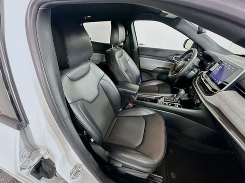 Used 2025 Jeep Compass Latitude image 28