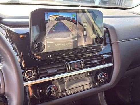 Used 2024 Nissan Pathfinder SL image 18