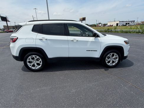 Used 2024 Jeep Compass Latitude AWD/4WD image 11