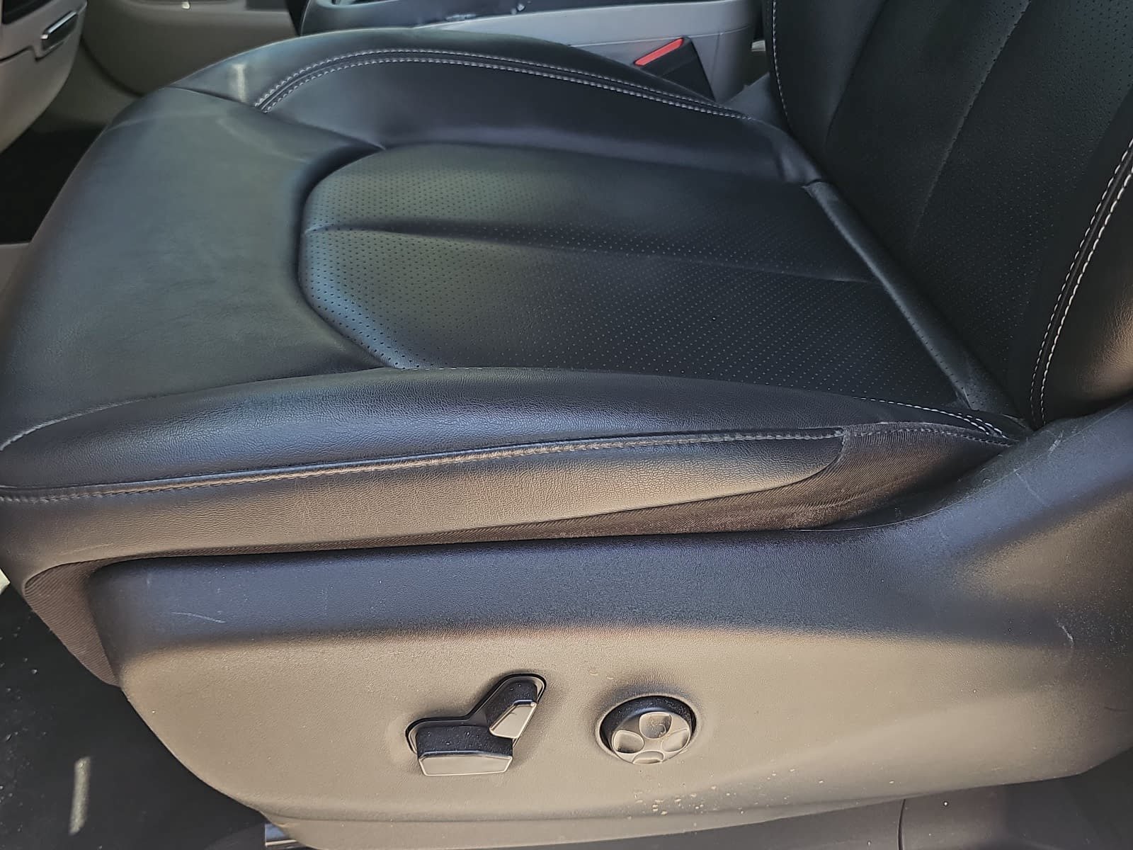 Used 2024 Chrysler Pacifica Touring-L FWD image 27