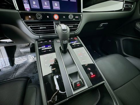 Used 2025 Porsche Macan image 19