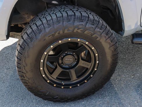Used 2018 Toyota Tacoma TRD Sport w/ Technology Package RWD image 6