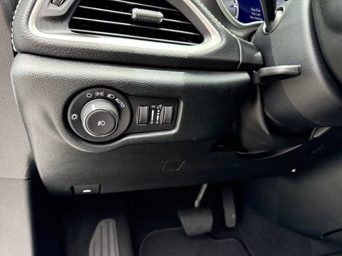 Used 2025 Chrysler Pacifica Select FWD image 18