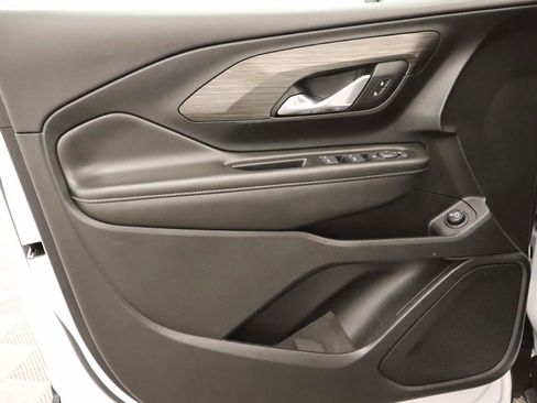 Used 2023 GMC Terrain SLE w/ Driver Convenience Package image 17