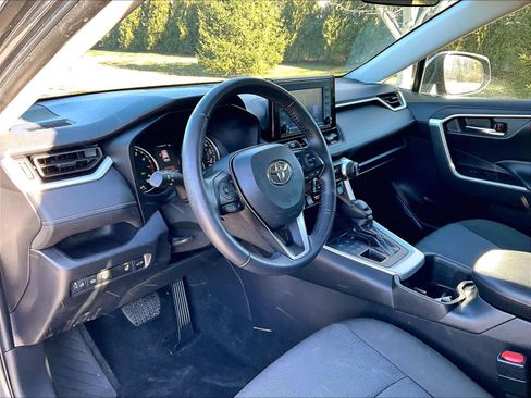 Used 2022 Toyota RAV4 XLE image 8