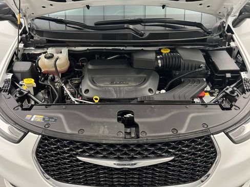 Used 2024 Chrysler Pacifica Touring-L image 78